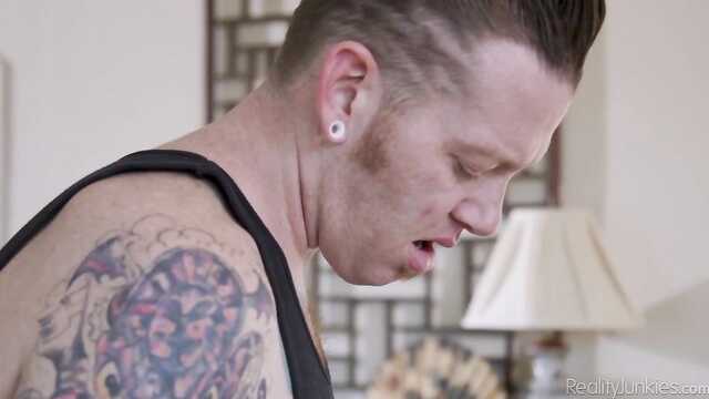 Tätowierte Masseurin in die Muschi des Kunden gesteckt