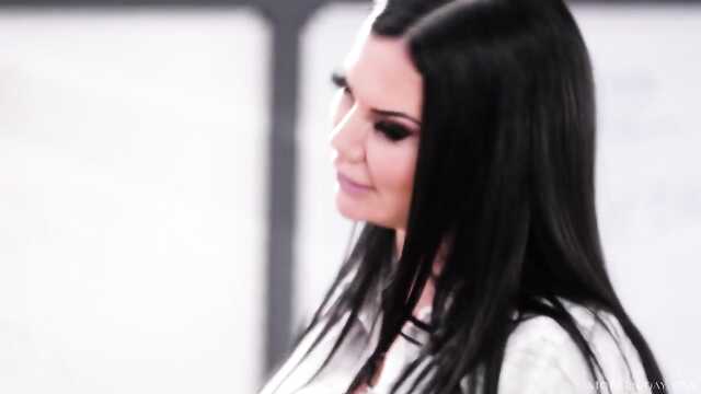 Busty Szefowa słodko pieprzy się z podwładnymi