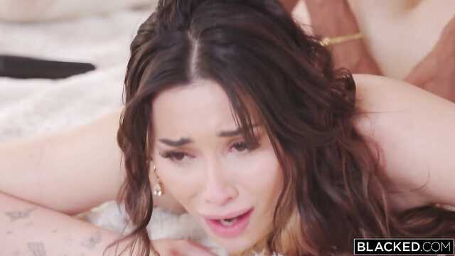 Гигантский хуй негра поднял молодую до экстази.