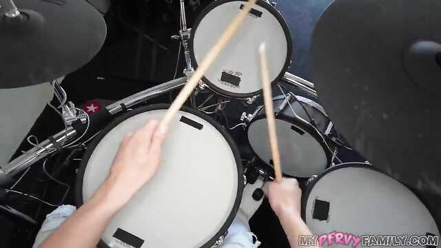 Milf em vestido curto tenta jovem pênis