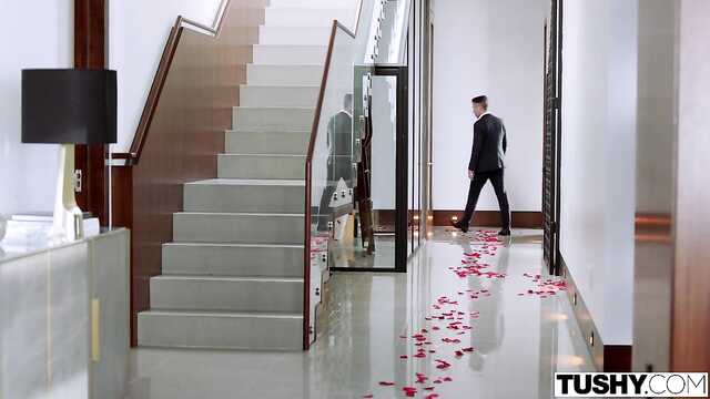 Анальный воздух: Соблазнительная милф на члене.