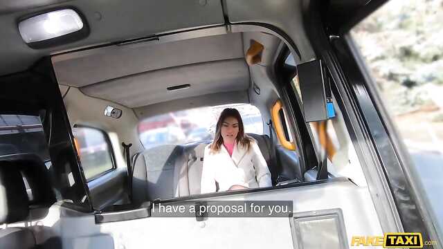 Ciemnowłosa w pończochach osiodłana przez taksówkarza w samochodzie