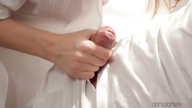 Blondynka w białych pończochach cieszy się Cooney i seks