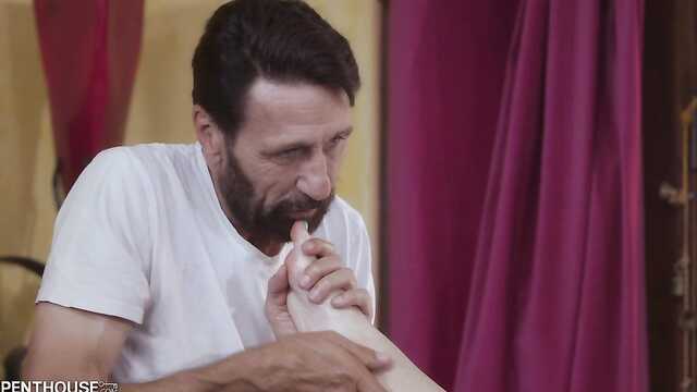 Smeared the chick with oil and fried her in the pussy