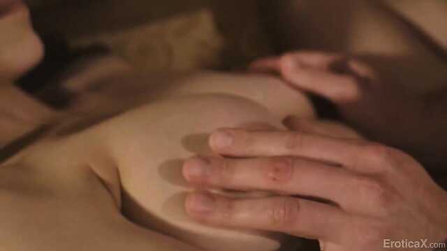 Любовница страстно отсасывает перед проникновением