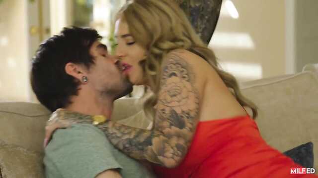 Муж куколд отдал жену в пользование любовнику