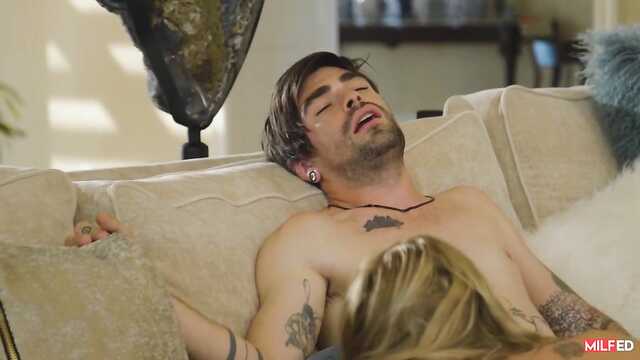 Муж куколд отдал жену в пользование любовнику