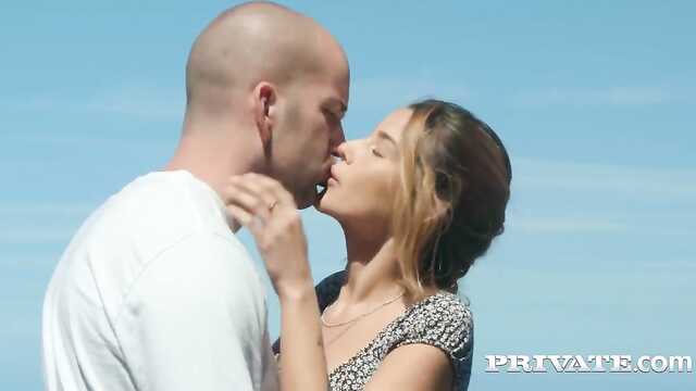 Turystka zdradziła męża na piaszczystej plaży