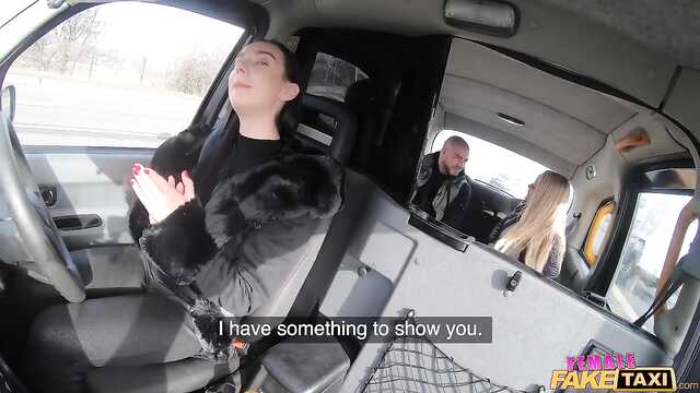 Брюнетка с пассажирами в такси