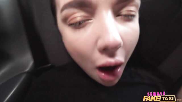 Брюнетка с пассажирами в такси