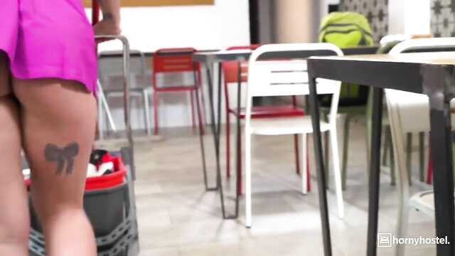 Студент жарит мокрую киску уборщицы.