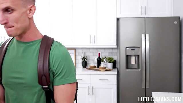 Счастье в постели с двумя азиатками.