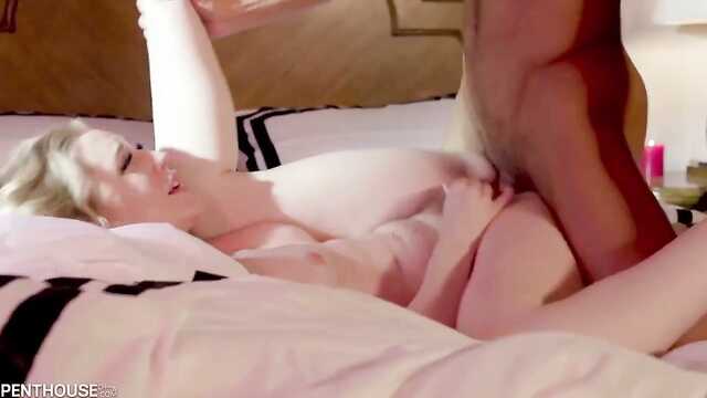 Блондинка голая: страстный секс на длинных ногах.