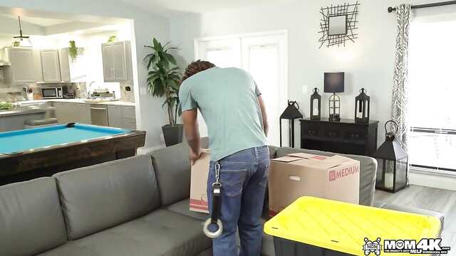 Милфа соблазнила молодого темнокожего грузчика