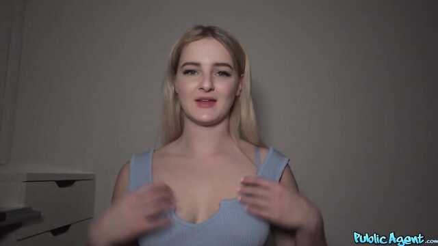 Blondynka w krótkiej sukience zassała i dała agentowi