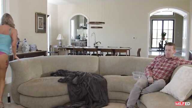 Блондинка заставила негра измениться.