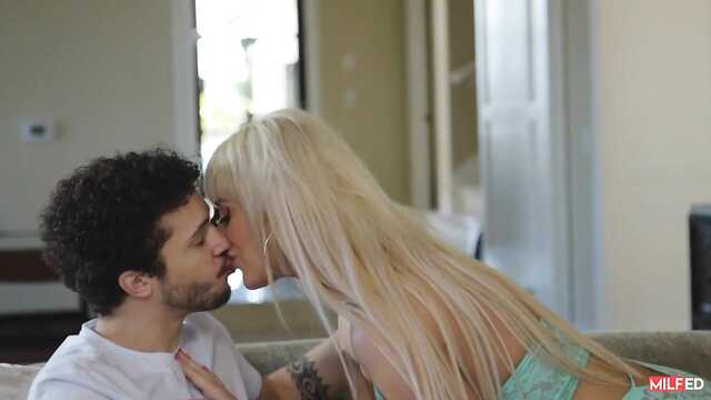 Eine Blondine mit einem schönen Arsch macht eine Puppe aus ihrem Mann