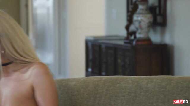 Eine Blondine mit einem schönen Arsch macht eine Puppe aus ihrem Mann