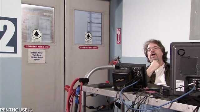 Отельный подросток: Секс с новым знакомым.