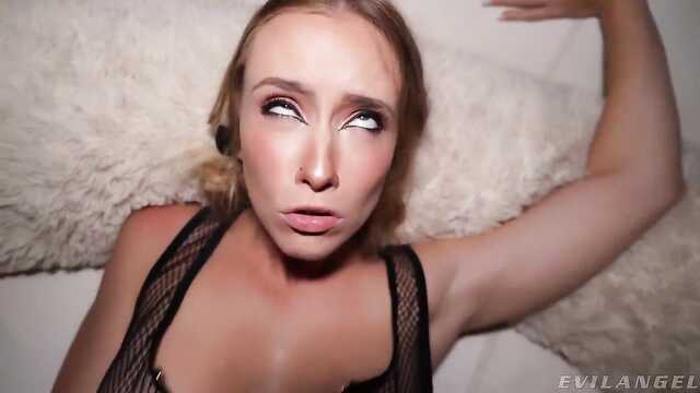 Minx wichst einen Punkt mit einem Spielzeug und gibt einen zu pflanzen