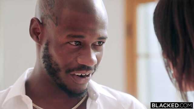 Laska z intymną fryzurą próbuje czarny kogut