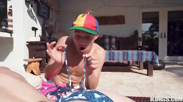 Mince blonde a donné anal à un jeune voisin