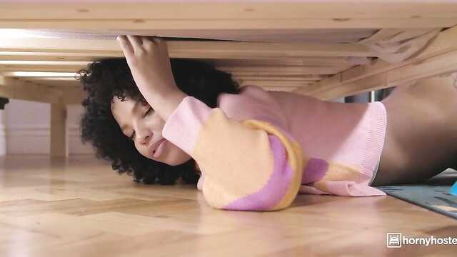 Выебал кучеряву негритянку, що застрягла під ліжком