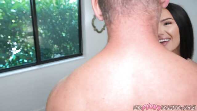 Dojrzały sąsiad pieprzy w ptaszka uśmiechniętą piękność