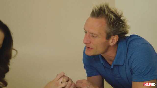 Супруга изменяет мужу в присутствии.