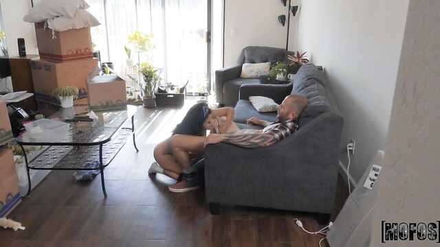 Цыпочка трахается с соседом в первый день знакомства