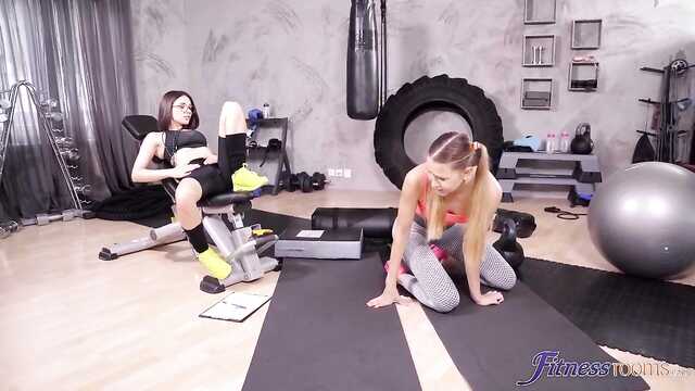 Фитнес-тренер поместил киску на лицо блондинки.