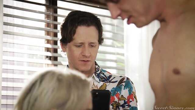 Mąż patrzy, jak jego żona pieprzy się z innym