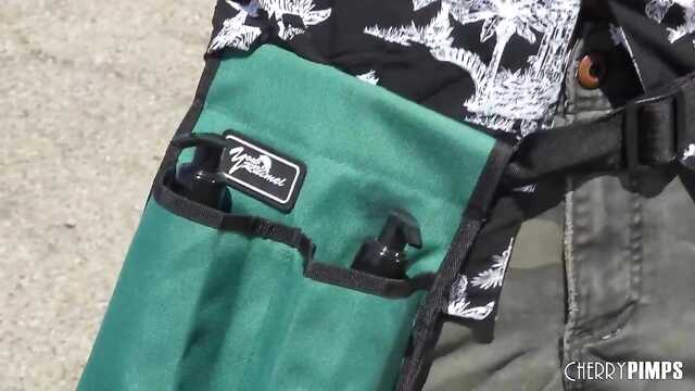 Dojrzała blondynka spuści od młodego członka