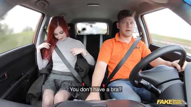 Ruda dziwka pieprzy się z instruktorem w auto