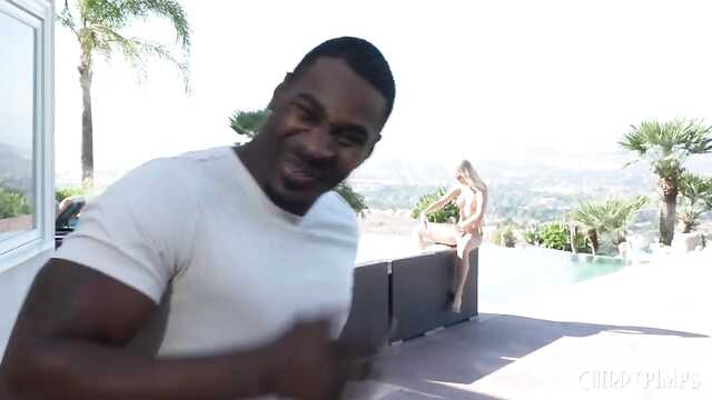 Блондинка елозит тугой пиздой по члену негра