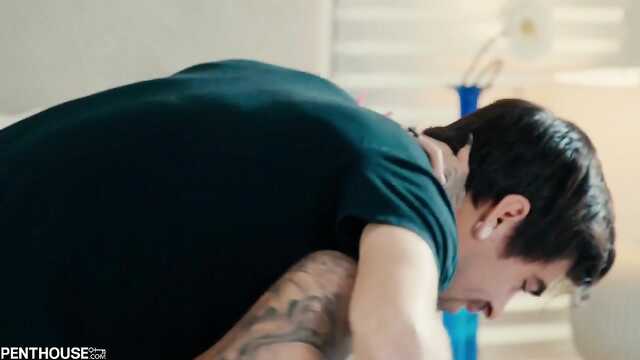 Неформалка просит брызнуть спермой в киску.