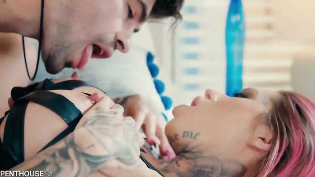 Неформалка просит брызнуть спермой в киску.