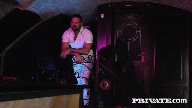 Ночной трах: Две подруги в клубе.