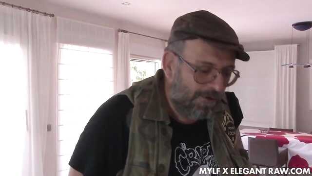 Вклинилась в тричничок алу үшін хуй сраку