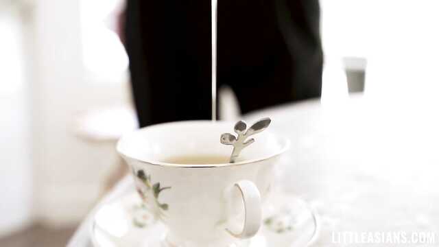 Liże ptaszka Azjatki przy herbacie