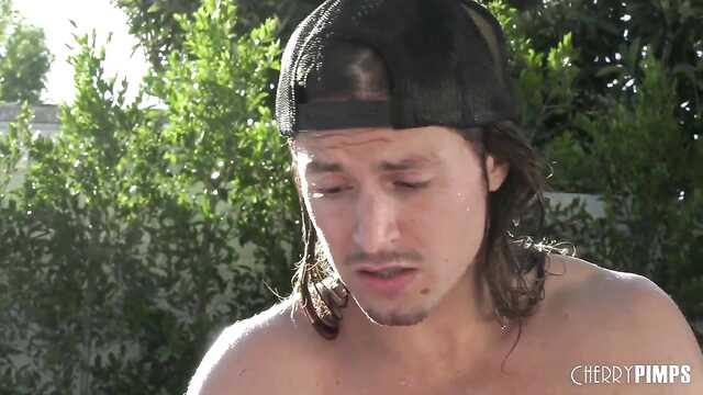 Niegrzeczny grał i przypadkowo wszedł w cipkę macochy