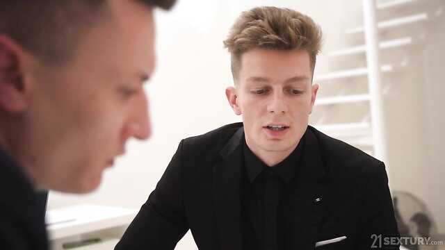 Секретарша: Рабочие связи