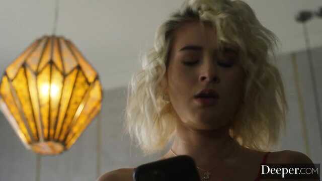 Dwie laski w eleganckiej bieliźnie igraszki z chłopakiem