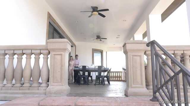 Bogaty człowiek pokazuje szczupłą rezydencję i pieprzy ją