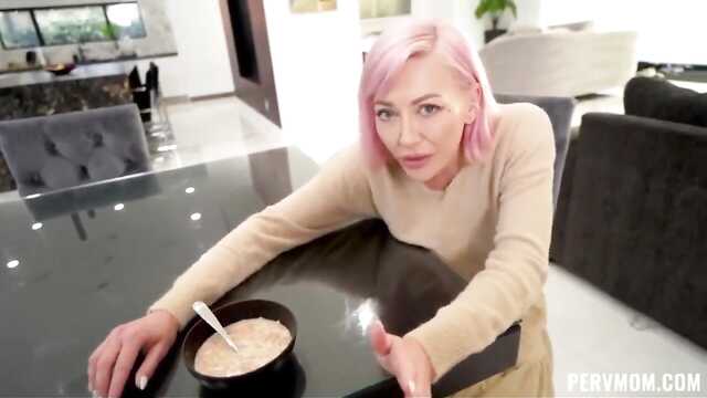 MILF con el pelo rosa salta sobre la polla