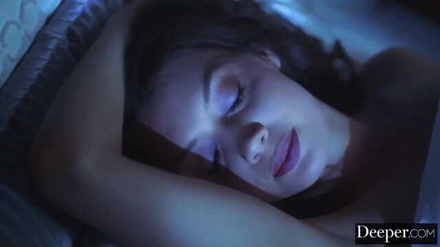 Sinnlich fickt eine Schönheit in einem roten Bademantel