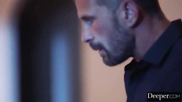 Sinnlich fickt eine Schönheit in einem roten Bademantel