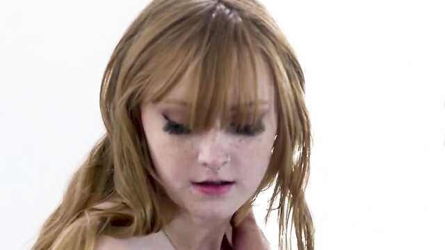 Ruda z piegami lubi delikatny seks