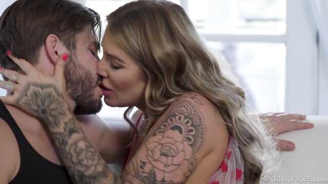 Предоставляем вам уникальный шанс: отдайте жену другу, чтобы она смогла раскошелиться!