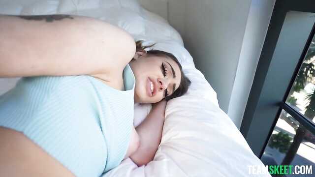 Humide poussin suce la bite et se donne dans Shaggy fente